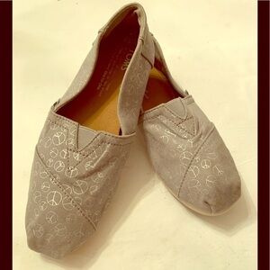 Tom’s Shoes Gray with Silver Peace Signs Size 6.5